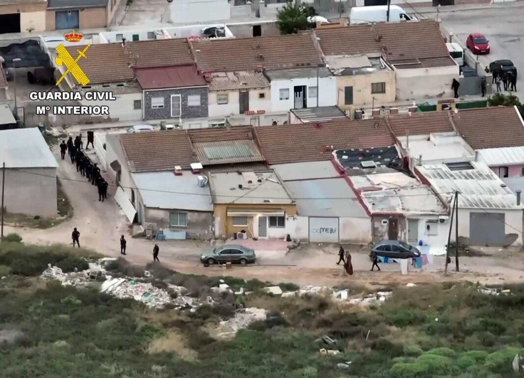 Operațiunea Grenguip a culminat cu cinci raiduri simultane asupra locuințelor și garajelor din Santiago de la Ribera, unde ofițerii au descoperit cinci plantații interioare sofisticate care conțineau 1,550 de plante de canabis în stadiile finale de cultivare.