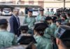 Die Guardia Civil in Alicante wird für den Sommer durch 186 Polizeianwärter verstärkt. Die Veranstaltung wurde von Oberst Francisco Poyato, Chef des Kommandos Alicante, und José Antonio Cuadros, Generalsekretär der Regierungsdelegation in Alicante, geleitet. Auch Kommandeure der Territorialkompanien, denen die Auszubildenden zugeteilt wurden, waren anwesend.