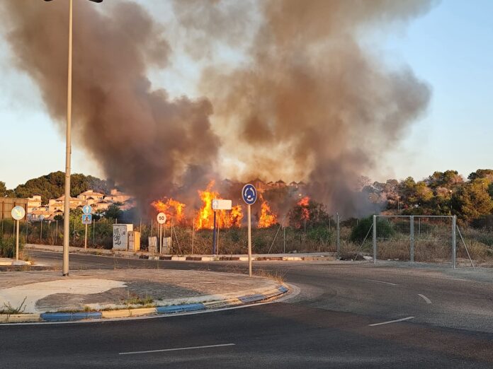 The blaze started near the Pinada Golf urbanisation, close to Villamartín golf course, in an area where residential developments sit alongside pine forest, dry vegetation and undeveloped ravines.