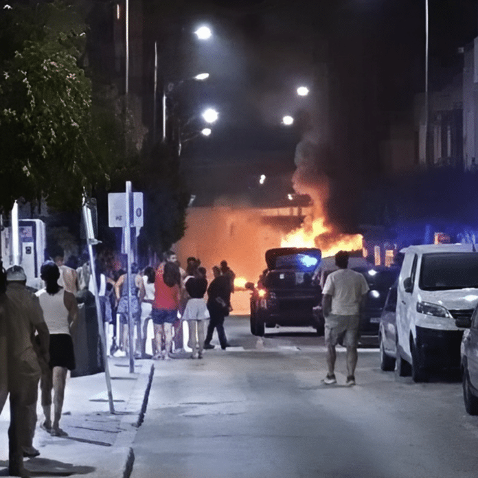 Se han reportado hasta 18 incendios distintos, lo que ha llevado a la Policía Local y a la Guardia Civil a iniciar la búsqueda de un joven que creen que podría estar relacionado con los incidentes.