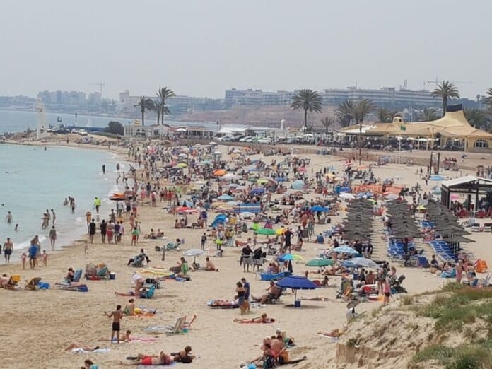 Summer on the Costa Blanca brings a rhythm most residents look forward to all year. Long days by the water, early evening walks along the promenade, and lazy afternoons at the pool become part of daily life rather than a holiday treat.
