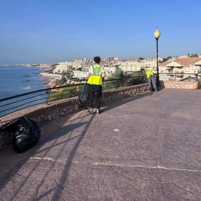 Medio Ambiente 1 Orihuela City Council’s Environment Department, working in collaboration with the Valen-cian regional government, is carrying out maintenance and conservation work around the Aguamarina protected flora reserve and La Glea beach.
