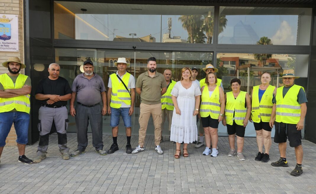 Rafal Town Council has hired 11 agricultural workers to reinforce the cleaning and maintenance of the municipality’s streets, roads and green spaces during the summer months.