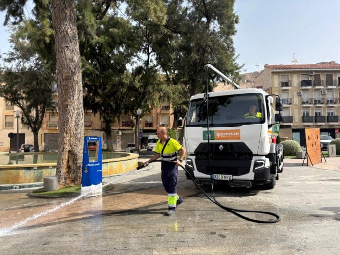 The vehicle, costing €174,240 including VAT, will be used to wash streets throughout Orihuela city, its outlying districts and Orihuela Costa. It is expected to enter service immediately.