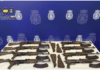 La police saisit huit fusils Kalachnikov après une course-poursuite à grande vitesse sur l'autoroute entre Elche et Murcie. Bien que les agents n'aient pas pu l'arrêter immédiatement, la fouille du véhicule a permis de découvrir huit fusils AK-47 et leurs chargeurs correspondants.