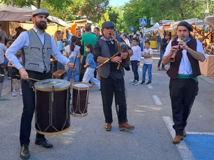 The market opens at 7pm on Friday the 7th and Saturday the 8 th of August; on Saturday it will close when the "correfocs" starts at midnight. The full programme (in English), photos from last year and more information can be found at https://www.puebloartesano.es/en/hondondelasnieves.