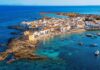 Tabarca : l'escapade estivale incontournable sur la côte d'Alicante Tabarca est bien plus qu'une simple station balnéaire. Son centre historique possède un caractère unique, avec ses maisons basses blanchies à la chaux, ses ruelles tranquilles, ses remparts, ses vieilles portes et ses recoins où la mer se dévoile soudainement.