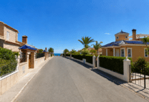 Murder Probe After Bloodied Body Found at Luxury Torrevieja Villa A murder investigation is under way after the decomposing body of a man was found in the patio of a luxury villa in Torrevieja’s exclusive La Veleta residential area.
