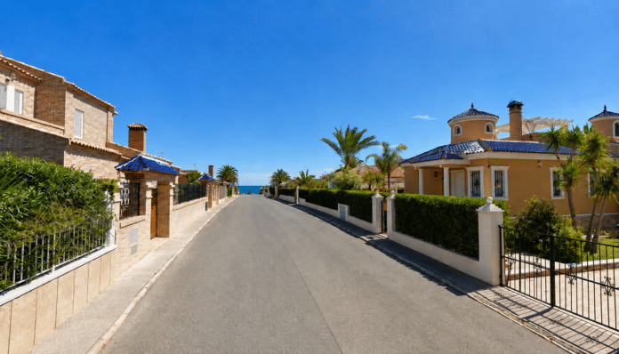 Se ha abierto una investigación por asesinato tras el hallazgo del cadáver en descomposición de un hombre en el patio de una villa de lujo en la exclusiva zona residencial de La Veleta, en Torrevieja.