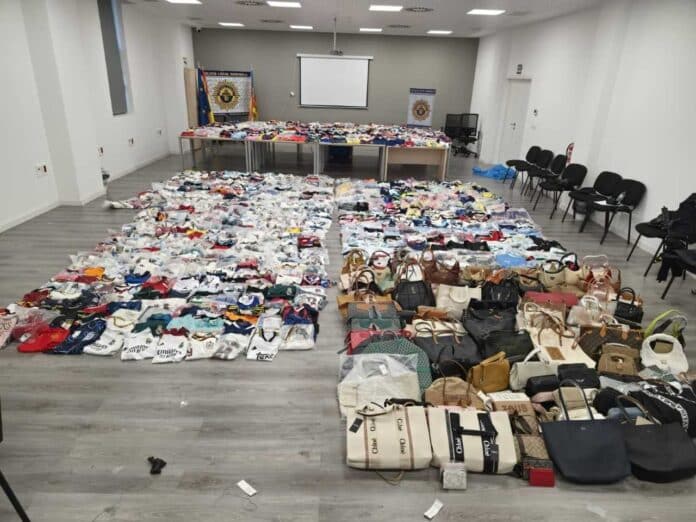 El hallazgo tuvo lugar después de que el propietario de una furgoneta acudiera al depósito municipal de vehículos de Orihuela Costa para recuperar su vehículo, que había sido inmovilizado previamente por no tener el seguro obligatorio.