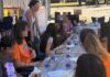 Orihuela Costa lanza un nuevo programa de verano para adolescentes vulnerables. El programa incluye deportes acuáticos en la playa de Campoamor, donde los participantes podrán practicar surf, paddle surf y bodyboard. También se realizarán talleres intergeneracionales con usuarios mayores del Centro Cívico Alameda del Mar, donde se desarrollará gran parte del programa.