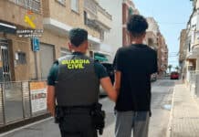 Suspect Arrested Two Days After Violent Gold-Chain Robbery in Lo Pagán According to the Guardia Civil, a man approached a customer who was sitting on the restaurant terrace and used force to tear the chain from his neck. The attacker then fled from the scene.