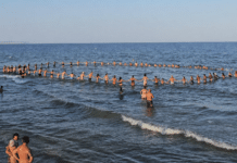 Hundreds Take Protest Dip to Save Guardamar’s Historic Beach Homes More than 300 people gathered at Babilonia beach in Guardamar del Segura for a symbolic protest swim aimed at protecting its century-old beachfront houses from demolition.