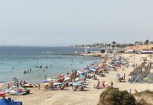 Sewage Scandal Shuts Packed Orihuela Costa Beaches at Height of Summer La Glea and Aguamarina, between Campoamor and Cabo Roig, were shut early on Tuesday as thousands of holidaymakers packed the coastline during one of the busiest weeks of the year.