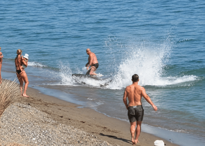 Several huge bluefin tuna, some weighing more than 300 kilos, have washed ashore on beaches in Torrevieja and Pilar de la Horadada, raising questions over possible losses from offshore fish-farming operations.