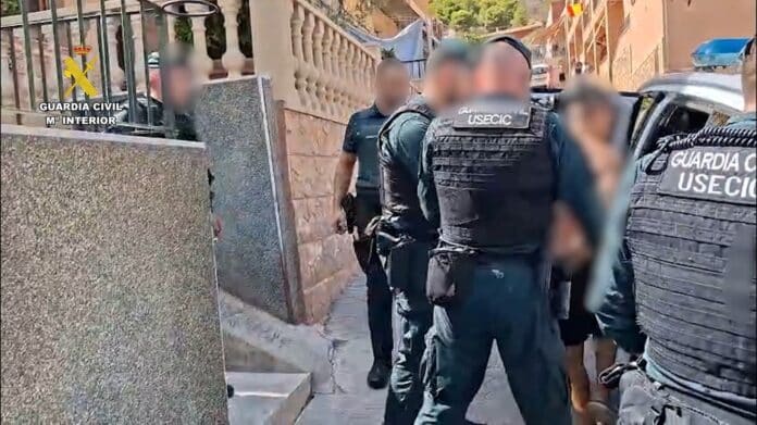 Die Verdächtigen, 27 und 38 Jahre alt, sollen in Redován und Rafal Geschäftsräume ins Visier genommen, die Metallrollläden aufgebrochen, Bargeld gestohlen und erhebliche Schäden hinterlassen haben.