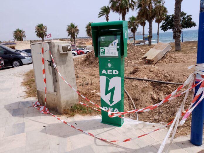Orihuela Council has installed a new publicly accessible defibrillator on the Playa Flamenca esplanade as part of an expansion of its municipal emergency equipment network.
