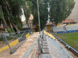 El estadio Los Arcos queda abandonado a su suerte tras el fracaso de las promesas del Ayuntamiento de Orihuela. Frente Eskorpión, el grupo oficial de aficionados del club, afirma que el histórico estadio se encuentra en un estado "deplorable y precario".