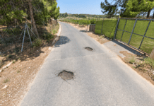 Residents Angered as Pilar’s Border Roads Remain in Disrepair The road connects Pinar de Campoverde with the Region of Murcia and is regularly used by residents travelling to Los Arcos Hospital in San Javier, as well as nearby shopping centres, farms and agricultural businesses.